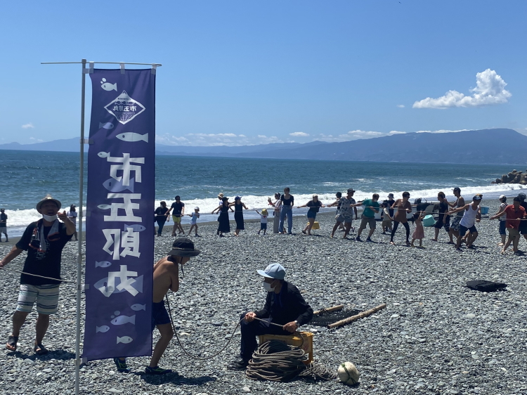 二宮町・袖ケ浦海岸の市五郎丸で地引網体験ができます！